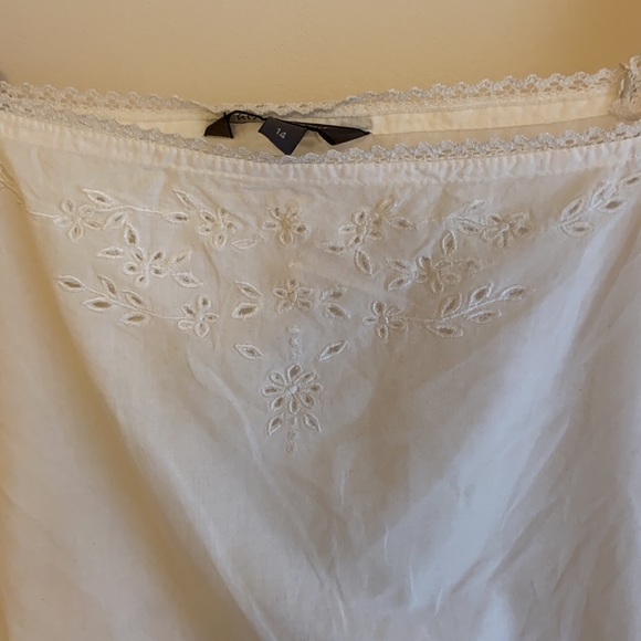 White midriff top with off the shoulders sleeves. - Picture 2 of 5